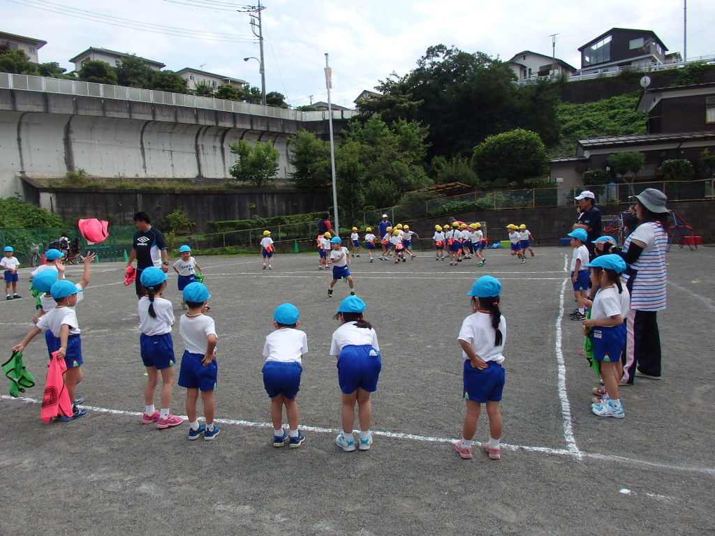 長沼幼稚園の園児たちと 「サッカーを楽しむ会」 を開催